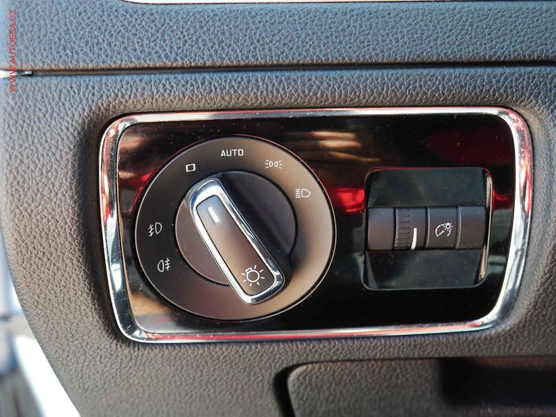 Škoda Superb (2012) 2.0 TDi, ČR, Ambition - fotka 21 z 22
