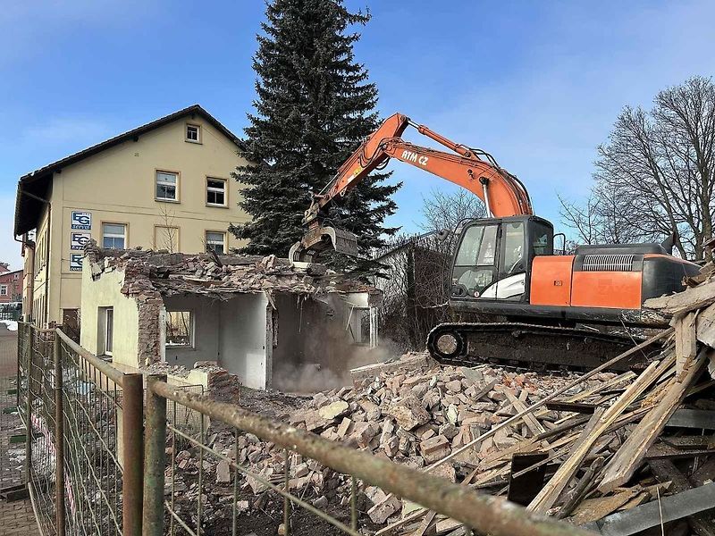 Kvůli stavbě dálnice D11 zbourali dělníci dům v Náchodské ulici v Trutnově Poříčí.