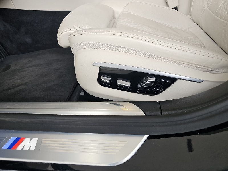 BMW Řada 7 750d xDrive - fotka 15 z 37