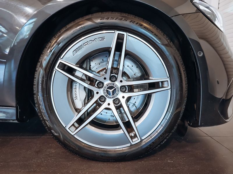 Mercedes-Benz Třídy E E 450 4MATIC 280 kW AMG - fotka 38 z 38