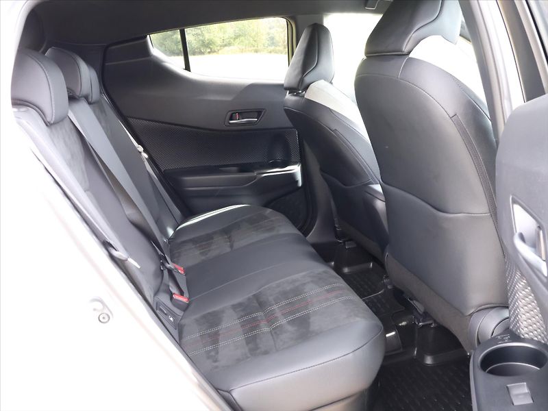 Toyota C-HR 2,0 Hybrid 112kW GR Sport CZ - fotka 13 z 35
