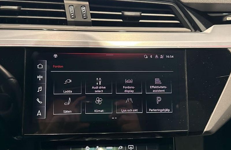 Audi Q8 e-tron 55 Q SoH 97% 360k Pano Vzduch - fotka 25 z 38