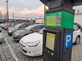 Podvodníci se soustřeďují už i na parkovací automaty, kde nahrazují pravé QR kódy falešnými. 