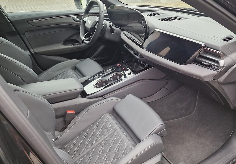Audi A6 Avant (2025) quattro S-line Vzduch Pano Taž - fotka 49 z 52