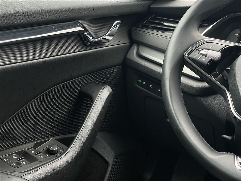 Škoda Octavia 2,0 TDI Combi Ambition Plus - fotka 15 z 23