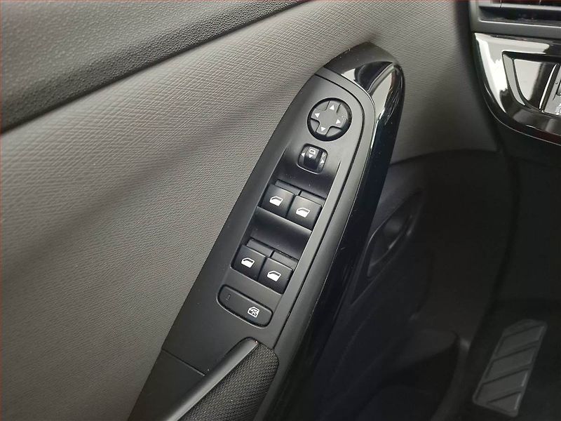Citroën C4 Picasso (2017) 1.6 BlueHDi, 7 míst, Navi - fotka 17 z 19