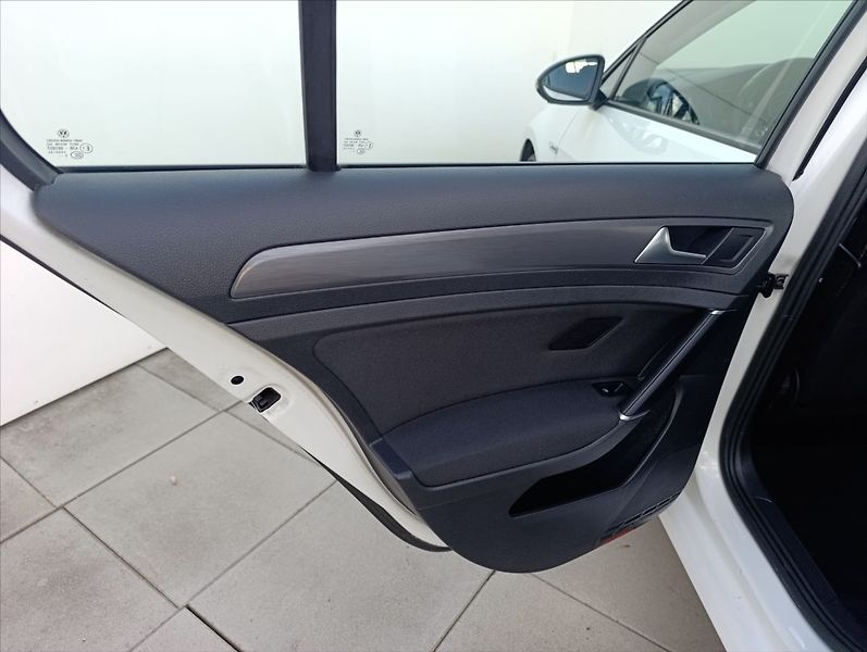 Volkswagen Golf 1,5 TGi  DSG Aut.klima ACC - fotka 20 z 33