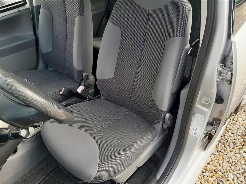 Peugeot 107 1,0i 50kW AUTOMAT - fotka 17 z 38