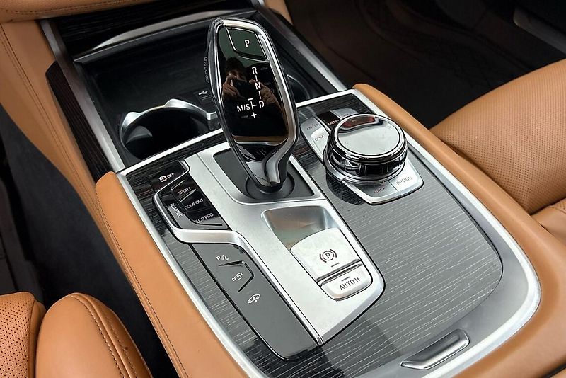 BMW Řada 7 750d xDrive - fotka 23 z 26