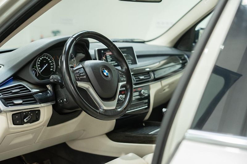 BMW X5 40e 2.0 180 kW xDrive - fotka 7 z 49