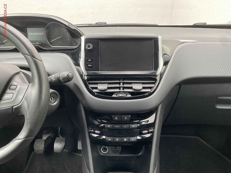 Peugeot 208 (2017) 1.2 PT, Allure, navi - fotka 12 z 15