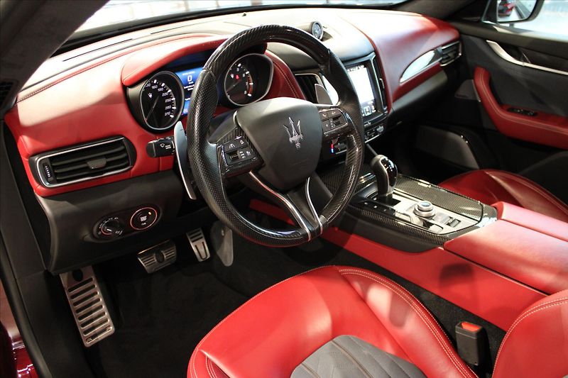 Maserati Levante SQ4 GranLusso ACC/Pano/B&W - fotka 16 z 37