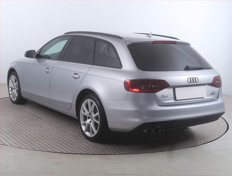 Audi A4 (2015) Attraction 2.0 TDI, 4X4 - fotka 4 z 15