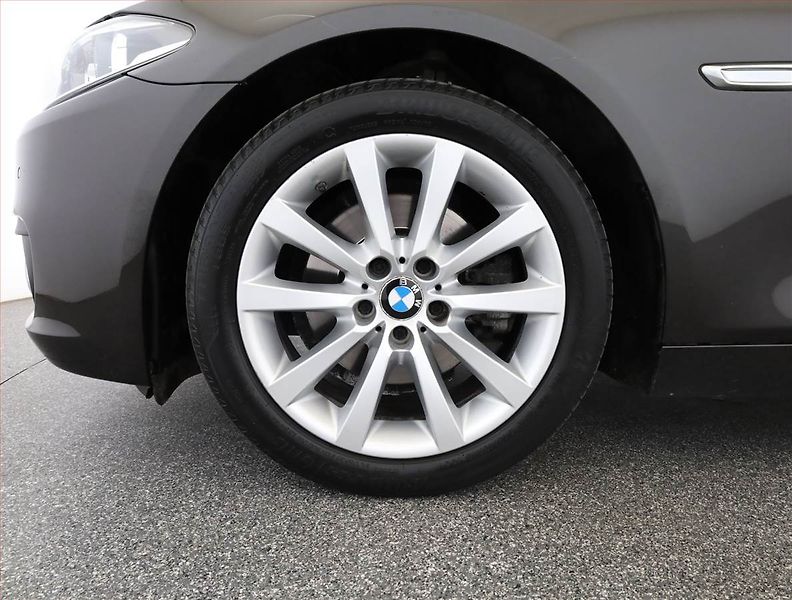 BMW Řada 5 (2016) 520d xDrive, 4X4, Automat, ČR - fotka 20 z 20