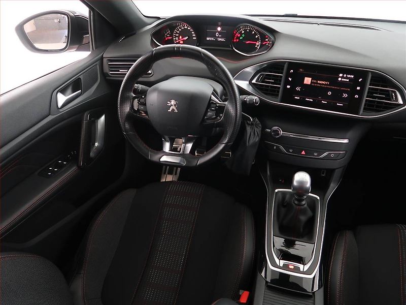 Peugeot 308 (2019) GT Line 1.2 PureTech - fotka 7 z 19