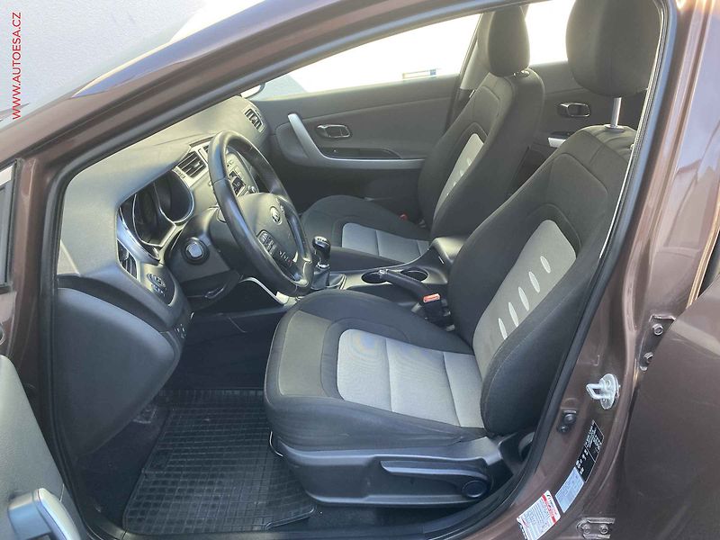 Kia Ceed (2013) 1.4i, 2.maj,ČR, servis.kniha - fotka 9 z 15