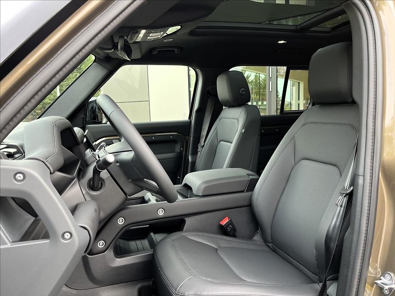 Land Rover Defender (2026) 110 D250 X-DYNAMIC SE - fotka 13 z 32