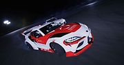 Toyota Supra při autonomním driftování v tandemu