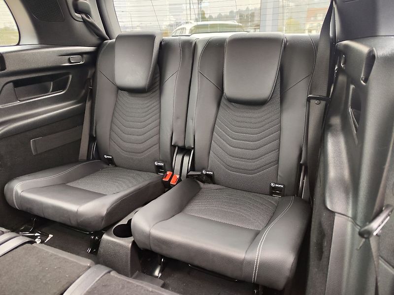Mercedes-Benz GLB 200d/4Matic AT ČR 1.Maj 7Míst - fotka 12 z 31