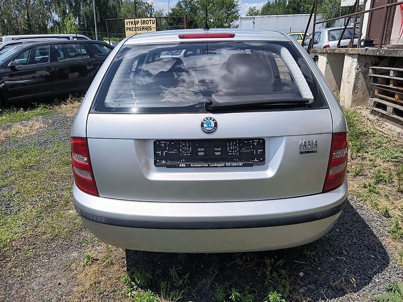 Škoda Fabia 1.2 HTP Classic Combi - fotka 4 z 21