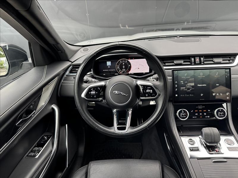 Jaguar F-Pace 3,0 D300 R-Dynamic SE AT ČR DP - fotka 16 z 32