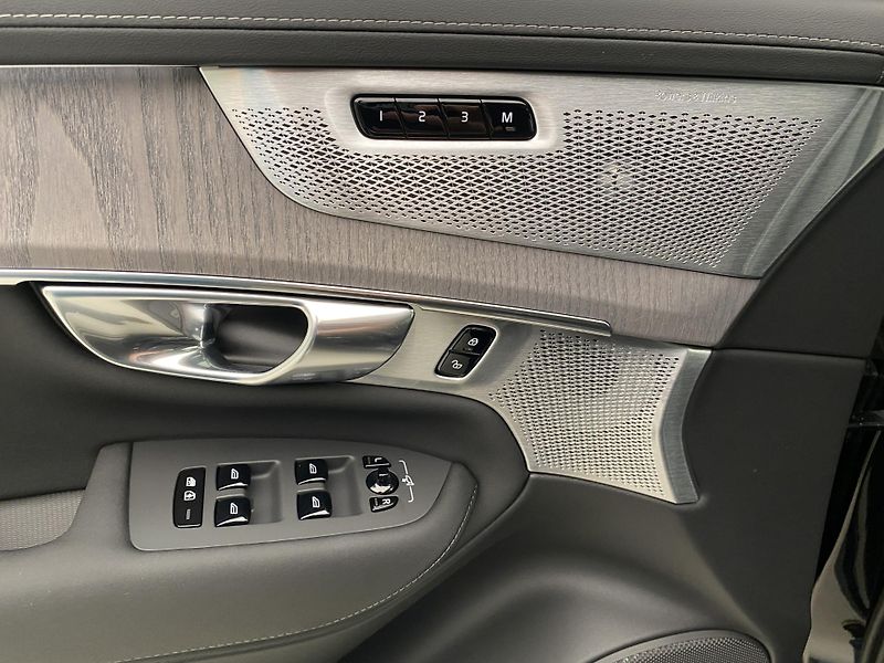 Volvo XC90 (2026) T8 AWD Plug-in DARK ULTRA - fotka 23 z 68