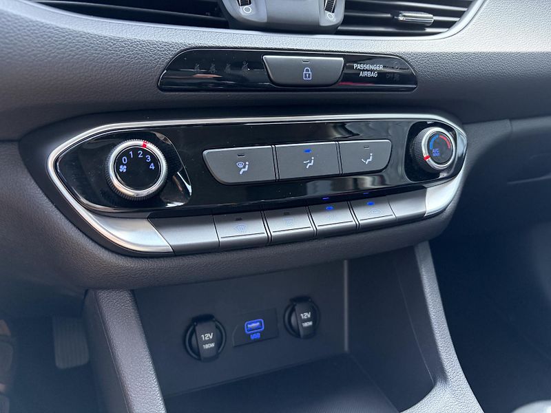 Hyundai i30 COMFORT 1.5 DPI 81 kW - fotka 19 z 23