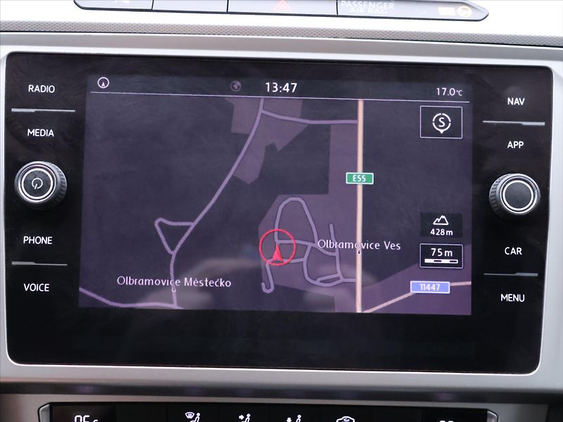 Volkswagen Passat 1,6 TDI Highline Aut klima LED - fotka 17 z 27