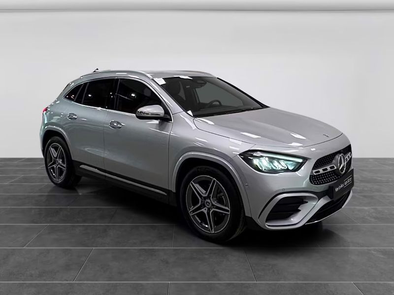 Mercedes-Benz GLA 180 AMG Kamera Keyless Ambient - fotka 2 z 16