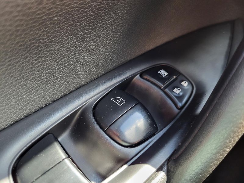 Nissan Qashqai 1.2 DIG-T 85kW - fotka 19 z 46