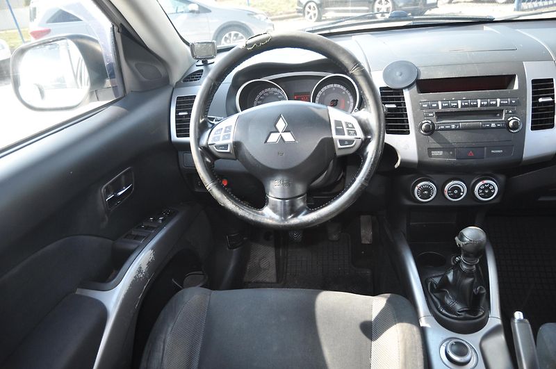 Mitsubishi Outlander 2.0Di-D 103kW 4x4 - fotka 5 z 12