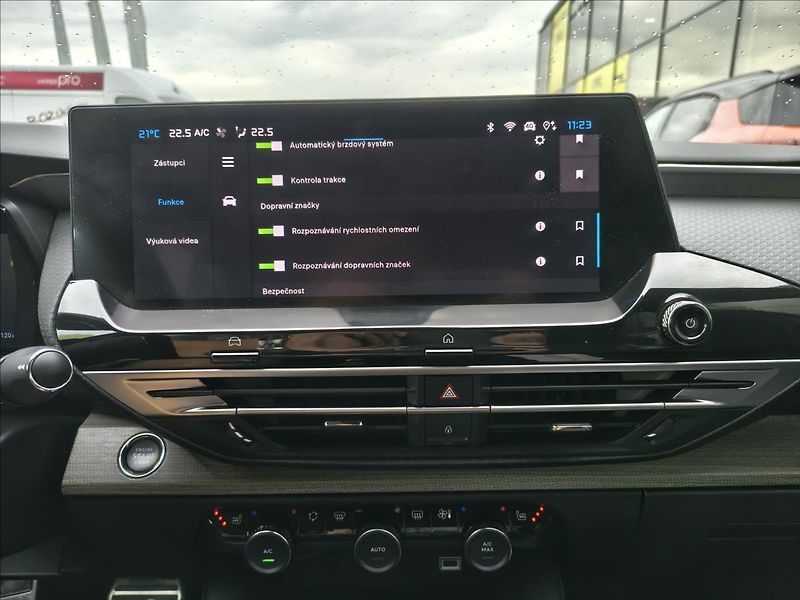 Citroën C5 X 1,6   SHINE Pack hybrid 225k - fotka 24 z 29