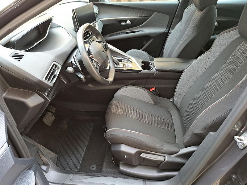 Peugeot 3008 (2022) 1,2 PT EAT8 LED 17ALU PDC NAVI - fotka 13 z 20