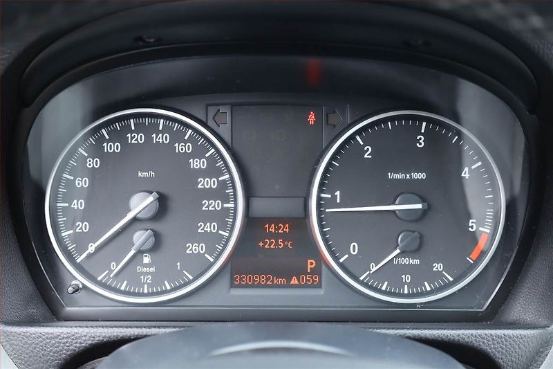 BMW Řada 3 (2011) Individual 320 d xDrive, 4X4 - fotka 11 z 22