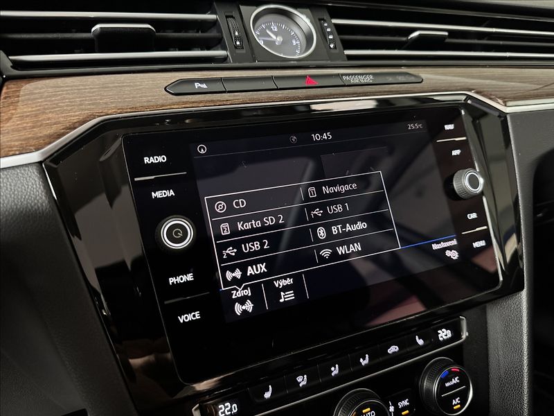 Volkswagen Passat 2,0 TDi  DSG Highline Virtual - fotka 36 z 49