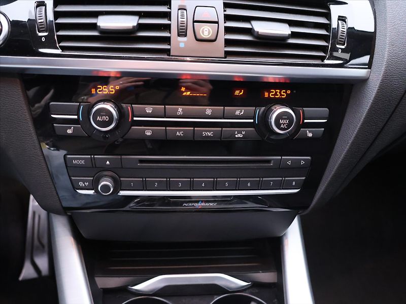 BMW X4 3,0 35d xDrive 230kW M-Packet - fotka 26 z 38