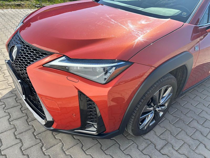 Lexus UX 250h 2,0 HSD F Sport Design AWD - fotka 27 z 29