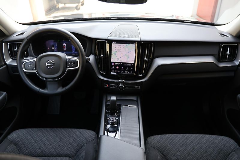 Volvo XC60 (2025) Core, B5 AWD, rezervace - fotka 11 z 21