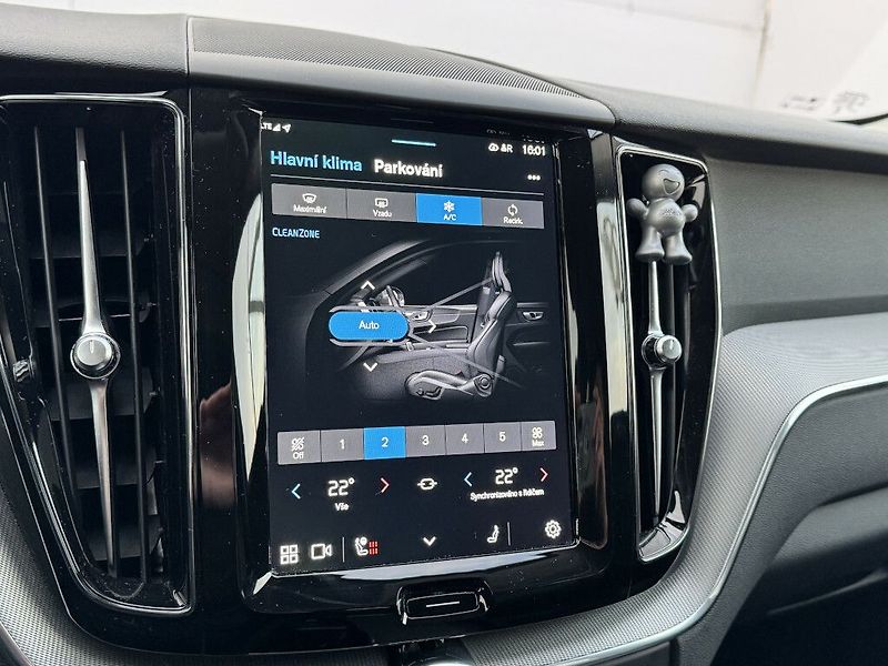 Volvo XC60 PLUS DARK B4 AWD 145kW - fotka 24 z 33