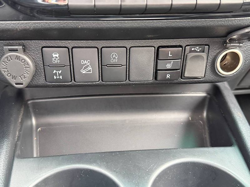 Toyota Hilux (2024) 2.8 D-4D 150 kW Executive 4x4 - fotka 16 z 25