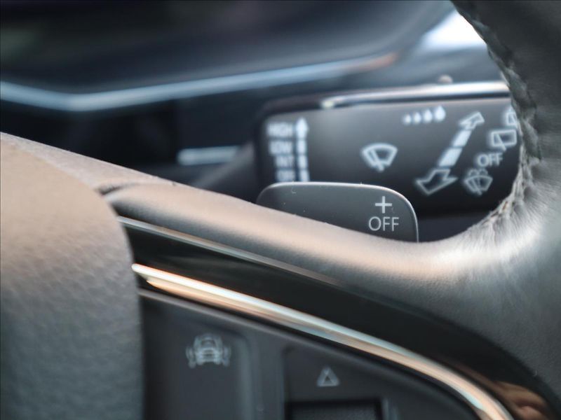 Škoda Superb 2,0 TDI DSG ACC DCC Kamera LED - fotka 14 z 58