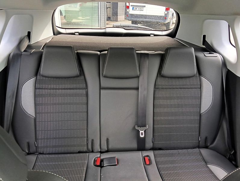 Peugeot 2008 (2018) ALLURE 130k MAN6 - fotka 24 z 27