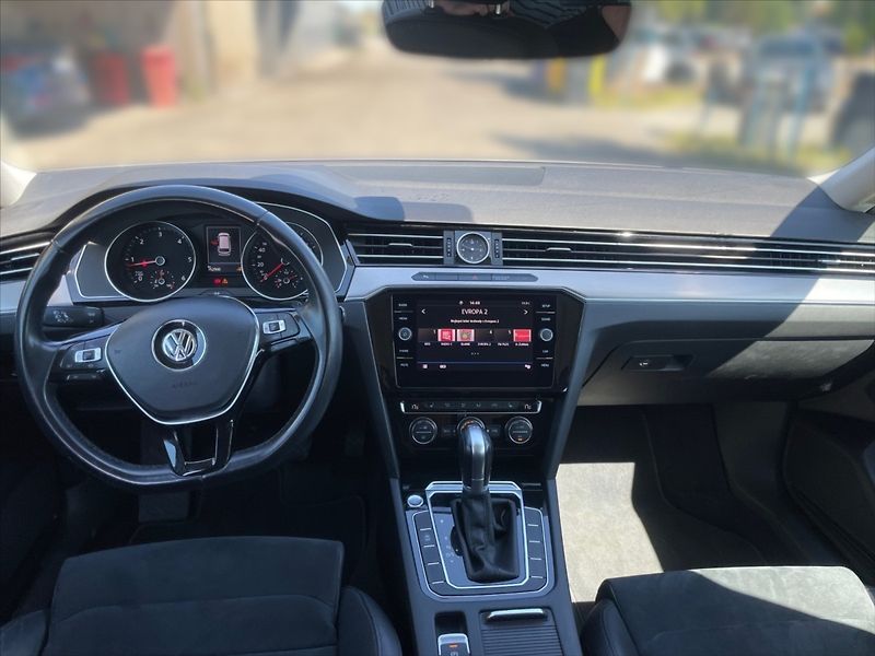 Volkswagen Passat 2,0 TDI Highline AT - fotka 9 z 11