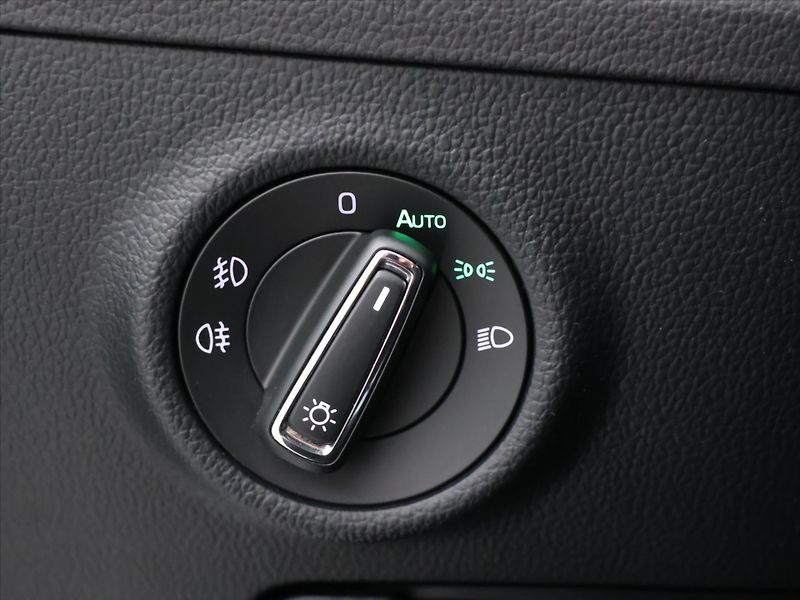 Škoda Superb 1,6 TDI Style 1.maj servis kn. - fotka 16 z 29