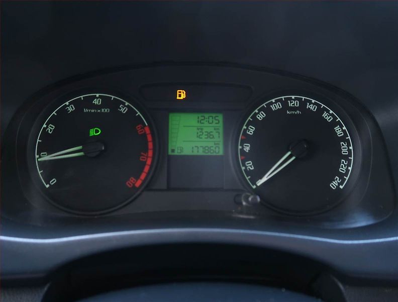 Škoda Fabia (2007) 1.2, nová STK, servisované - fotka 11 z 13