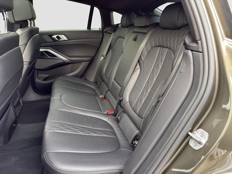 BMW X6 M50i - fotka 16 z 20