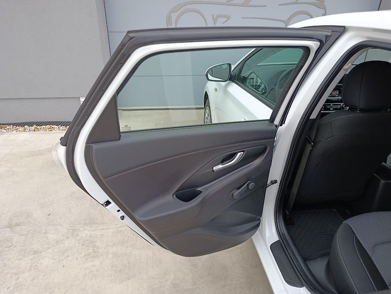 Hyundai i30 START 1.4 73kW ČR 1.MAJITEL - fotka 24 z 28