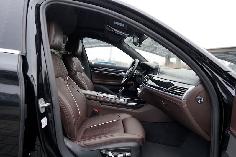 BMW Řada 7 740d xDrive/9AT/Lasery/Mpaket - fotka 29 z 50