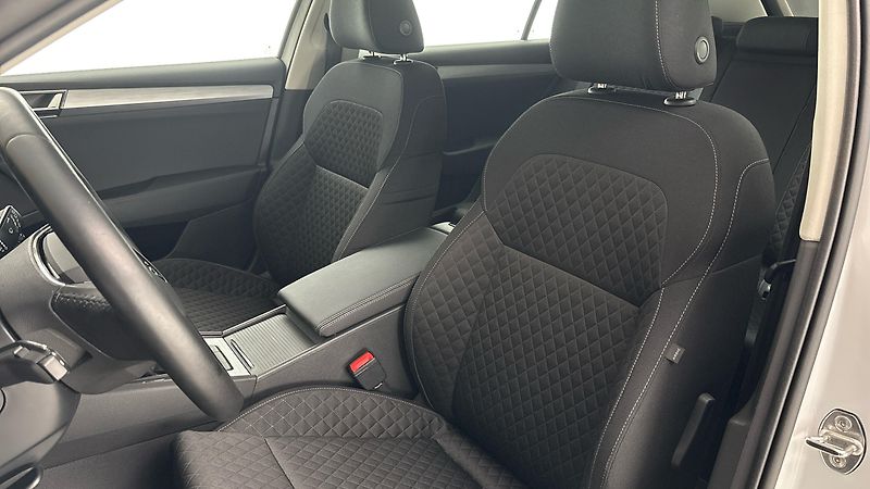 Škoda Superb 2.0 TDI Ambition Combi - fotka 15 z 25