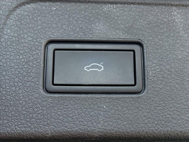 Volkswagen Passat 2,0 TDi DSG ELEGANCE MATRIX - fotka 16 z 32